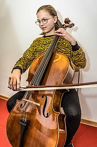 Jugendliche spielt konzentriert Cello